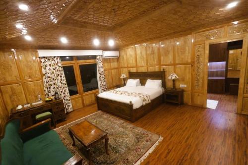 Gallery image of Jewel Of Kashmir House Boat in Nagīn Bāgh