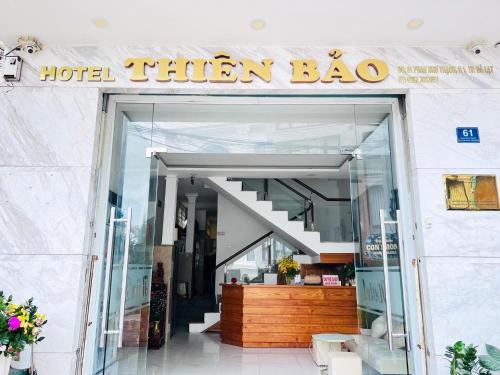 ein Hotel und dann ein Schild auf der Vorderseite eines Gebäudes in der Unterkunft ThiênBảo Hotel in Da Lat