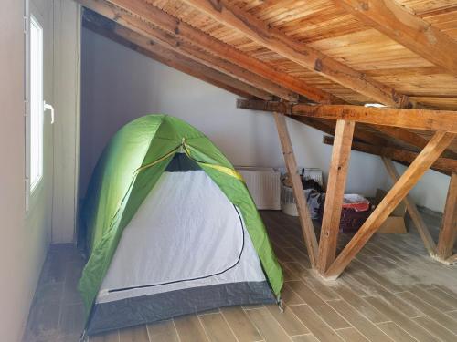 a green and white tent in a room at Güzelbahçe yemek atölyesi in Izmir