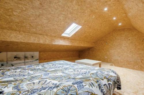 een slaapkamer met een bed in een kamer bij Beautiful fully renovated apartment in Brussel
