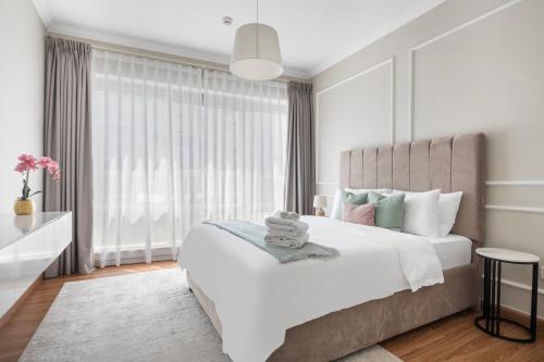Postel nebo postele na pokoji v ubytování Modern Lush Getaway in Dubai Marina