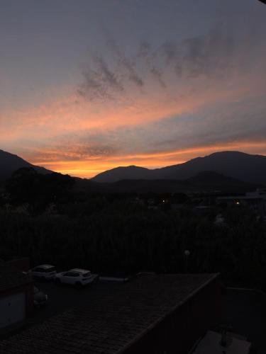 - une vue sur le coucher de soleil depuis le toit d'une maison dans l'établissement Appartement T2 - Vue Montagne, à Biguglia
