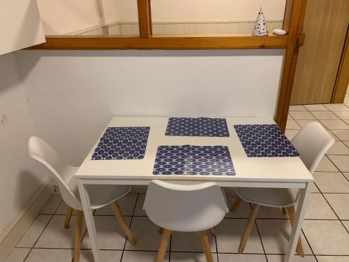 a white table with white chairs around it at 6 Personen / WIFI / Castrop-Rauxel in Castrop-Rauxel