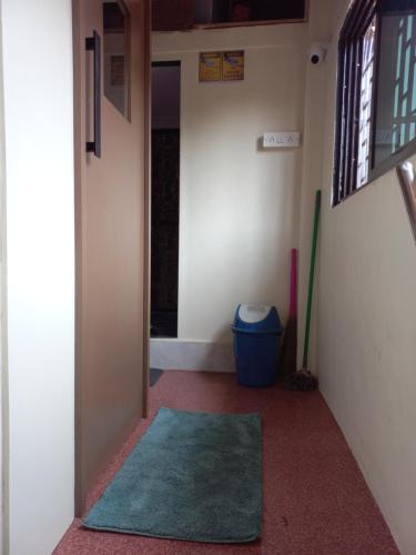 a hallway with a green rug in a room at New Assar International dormitory in Mumbai