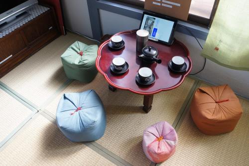 una vista aérea de una mesa con tazones y tazas. en 無料温泉チケット付 Oyado-Ichigo-Nie お宿一期二笑 #IG1, en Ito
