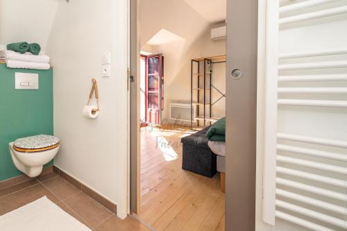 a bathroom with a toilet and a bedroom at Les Cahiers de Vacances in Amboise