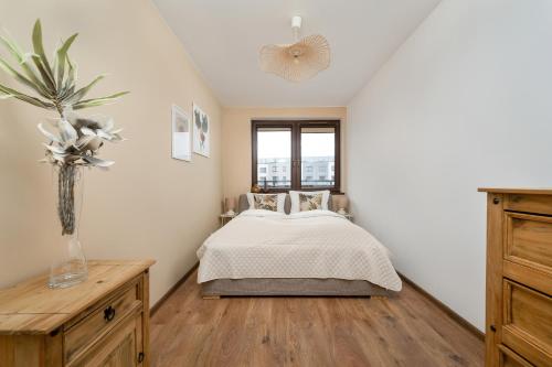 Katil atau katil-katil dalam bilik di Modern Apartment with Balcony in Wrocław by Renters