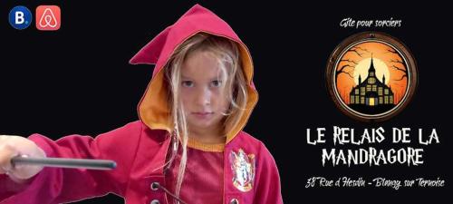 une jeune fille tenant un stylo à la main dans l'établissement Le Relais de la Mandragore, à Blangy-sur-Ternoise