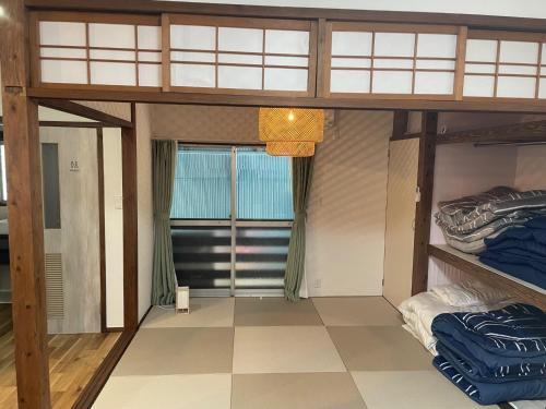 瀬戸内町にあるKoniyado Room 102 - Vacation STAY 42386vの二段ベッドと大きな窓が備わる客室です。