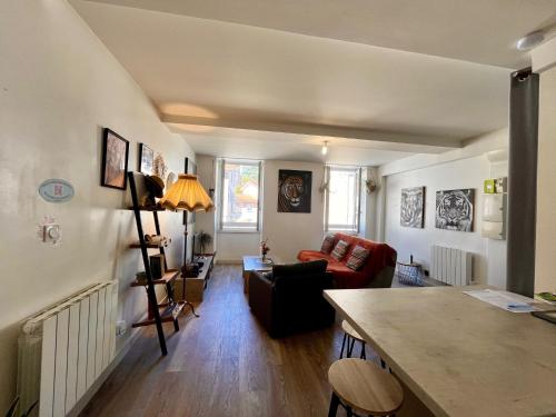 un salon avec un canapé et une table dans l'établissement La Casa, accès terrasse de l'établissement, à Rives