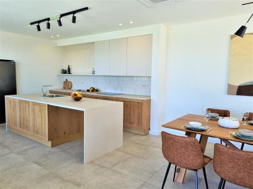 uma cozinha com uma ilha de cozinha e uma mesa em Villa Lumi em Porec