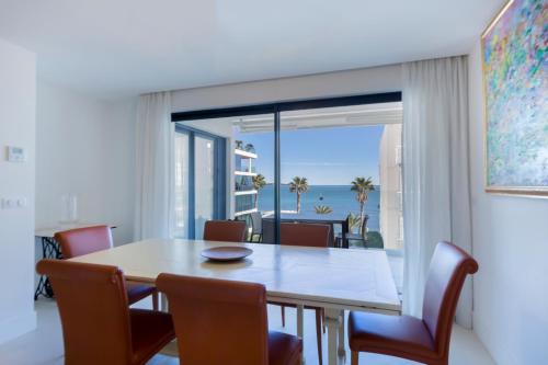 une salle à manger avec une table et une vue sur l'océan dans l'établissement Apartment Lara Light apartment with an incredible view, à Cannes