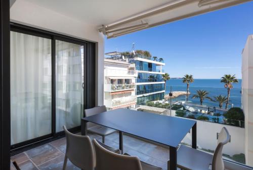 un balcon avec une table et des chaises et une vue sur l'océan dans l'établissement Apartment Lara Light apartment with an incredible view, à Cannes
