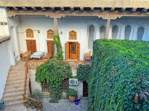een luchtzicht op een huis met klimop bij Zaytoon Guest House in Bukhara
