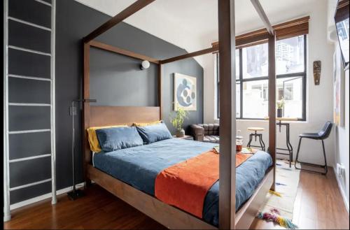 1 dormitorio con 1 cama con marco de madera en Character Loft Studio in the Heart of City Centre en Auckland
