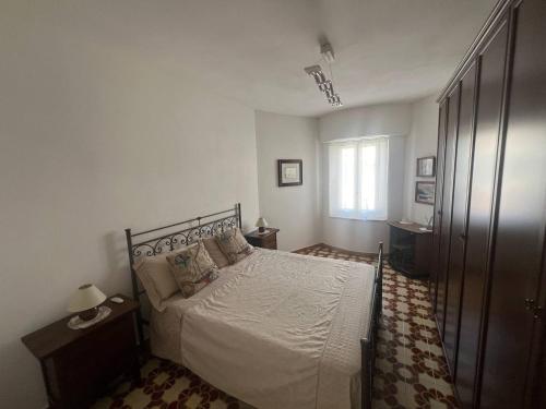 1 dormitorio con 1 cama con sábanas blancas y ventana en Casa Joya, en Isola delle Femmine