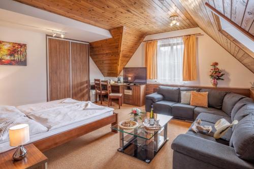 sala de estar con sofá y mesa en Osada Ošíkov 