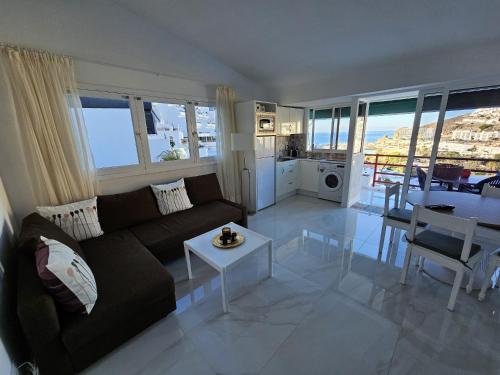 salon z kanapą i stołem w obiekcie El Libre Playa Puerto Rico w mieście Puerto Rico de Gran Canaria