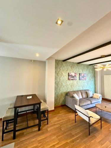 - un salon avec une table et un canapé dans l'établissement Home4u Apartamento Centro de Granada, à Grenade