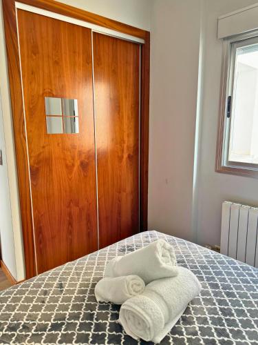 - une chambre avec un lit et 2 serviettes dans l'établissement Home4u Apartamento Centro de Granada, à Grenade