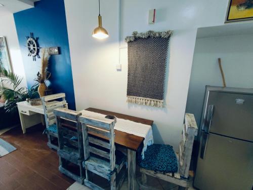 モンバサにあるMarijani Sea Views Beach Front Apartmentのテーブルと椅子と冷蔵庫のあるキッチン