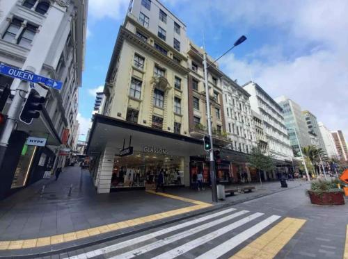 una calle de la ciudad con una tienda y un paso de peatones en Character Loft Studio in the Heart of City Centre en Auckland