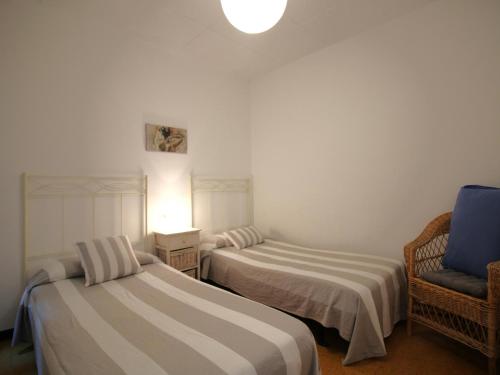 Posteľ alebo postele v izbe v ubytovaní CASTELLAR 46 2º - Apartamento en el centro del Port de Llançà - ES-228-30
