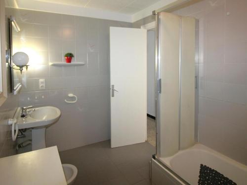 Kúpeľňa v ubytovaní CASTELLAR 46 2º - Apartamento en el centro del Port de Llançà - ES-228-30