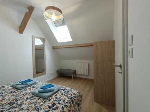 Un dormitorio con una cama con almohadas azules. en Duplex F2 au pied des pistes du lac blanc, en Orbey