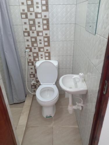 La salle de bains est pourvue de toilettes et d'un lavabo. dans l'établissement Anna Mtwapa Luxury Apartments, à Mtwapa