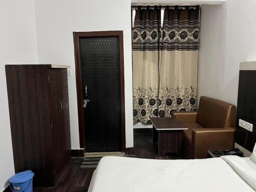 Camera con letto, scrivania e porta di Hotel Lords Paradise , Katra a Katra