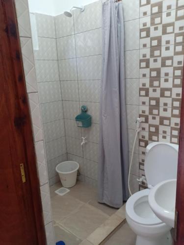 La salle de bains est pourvue d'une douche, de toilettes et d'un lavabo. dans l'établissement Anna Mtwapa Luxury Apartments, à Mtwapa