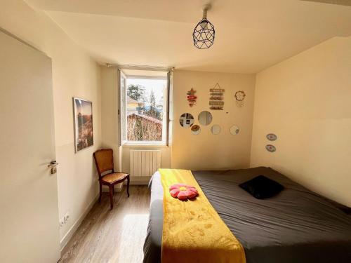 ein Schlafzimmer mit einem Bett, einem Stuhl und einem Fenster in der Unterkunft Le Cosy, accès terrasse de l'établissement in Rives