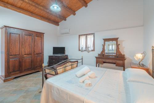 a bedroom with a bed with towels on it at Casa Furore in Pachino