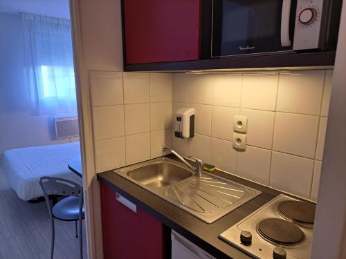 Kuchyň nebo kuchyňský kout v ubytování Résidence Les Académies Aixoise
