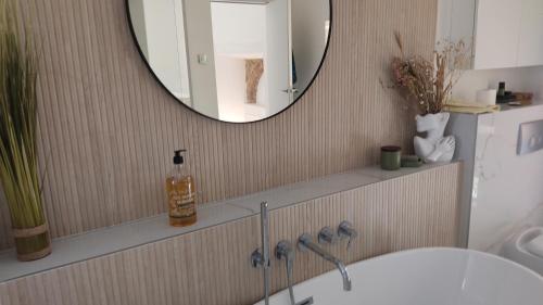 uma casa de banho com um lavatório e um espelho em à 50 m des plages, proche du Palais des Festivals & vieux port à pieds superbe 3 pieces moderne 80 m2 em Cannes