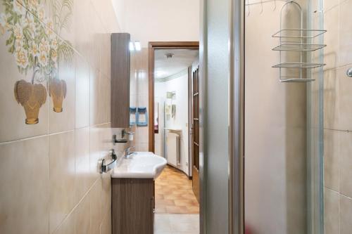 un baño con lavabo y espejo en Mare,sole, eucalipto, en Costarainera