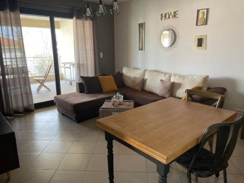 un salon avec un canapé et une table dans l'établissement Bel Appartement en plein cœur de Folelli, à Penta-di-Casinca