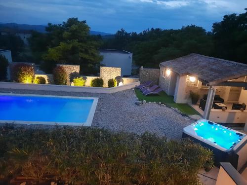 une villa avec une piscine la nuit dans l'établissement Le cosy, à Lussas