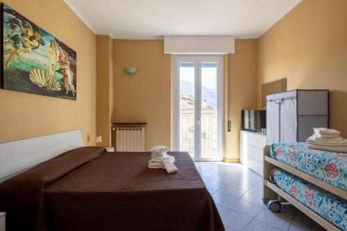 Un dormitorio con una cama con una toalla. en Il Cinquecento, en La Spezia