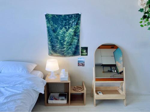 テグにあるMi Stay - StarBnB branchのベッドルーム1室(ベッド1台、鏡付きテーブル付)