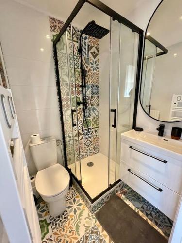une salle de bain avec une douche, des toilettes et un lavabo dans l'établissement Studio avec vue sur Marina et Mer - 2 adultes et 1 enfant maximum, à Mandelieu-la-Napoule