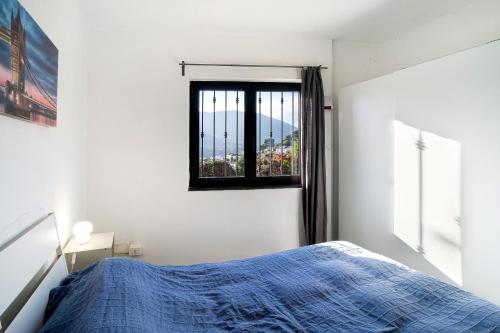 1 dormitorio con cama y ventana en Appartamento in Villa 1 en Marina dʼAndora