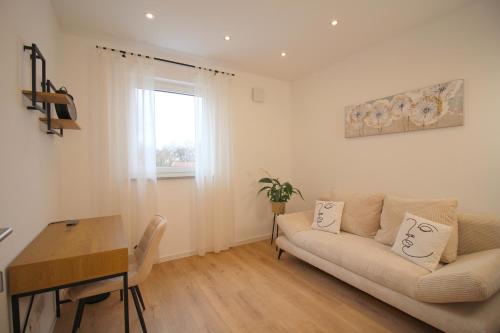 Χώρος καθιστικού στο Großes Apartment mit Küche, Dusche, Badewanne, Balkon, Parkplatz vor dem Haus, ruhig gelegen, ADA4