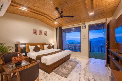 ein Schlafzimmer mit einem Bett und einem großen Fenster in der Unterkunft Moody moon I Kasauli I Amazing Homestay in Kasauli