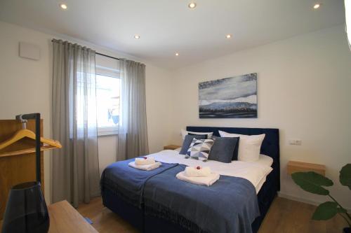 Postel nebo postele na pokoji v ubytování Apartment mit voll ausgestatetter Küche, Badewanne, Balkon, Parkplatz vor dem Haus, ruhig gelegen, ADA4