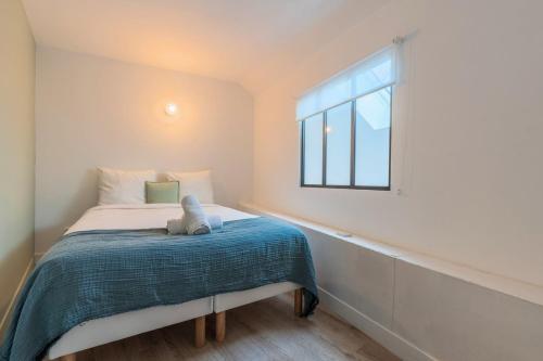 - une petite chambre avec un lit et une fenêtre dans l'établissement One bedroom mezzanine apartment, with parking, à Tourcoing