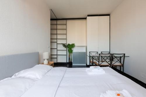 GuestHost - Corvetto M3 - Comfy Apt with balcony!