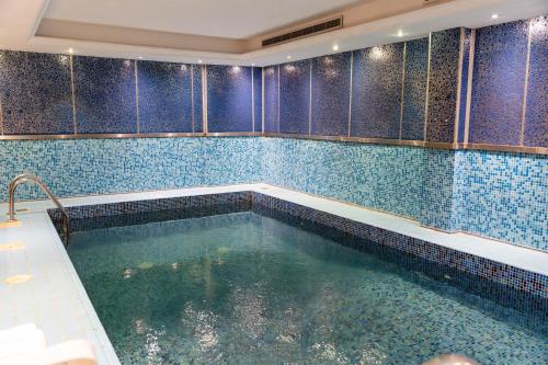 Bazén v ubytování Merkure Jeddah Al Hamraa Hotel nebo v jeho okolí