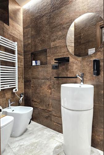 a bathroom with a toilet and a sink at Binario1 Rooms in Barletta